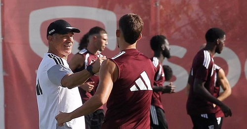 García Plaza mima a los nuevos referentes de la plantilla del Sevilla FC