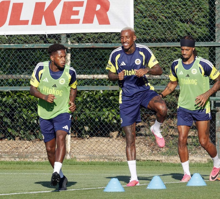 Atlético de olho: empresário de Fred viaja para reunião com Fenerbahce