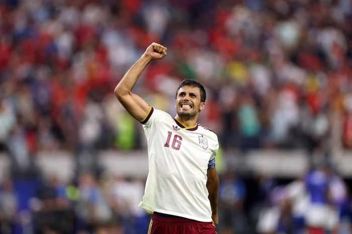 España espera a la Argentina con un crack de bajo perfil: Rodri marca, juega y vuela desde el círculo central