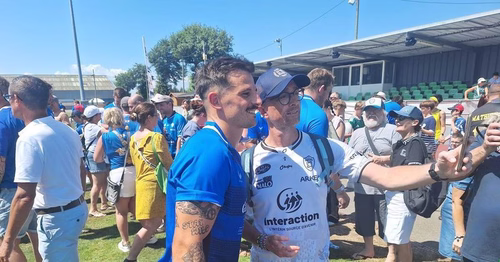 "Des moments magnifiques" : les rugbymen du RC Vannes retrouvent leurs supporters à Locminé