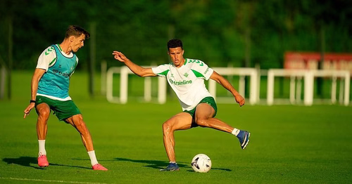 Deossa se luce en los entrenamientos del Betis a la espera de que se concrete su salida