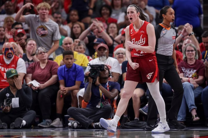 Caitlin Clark: recorde histórico de 45 pontos e 10 assistências