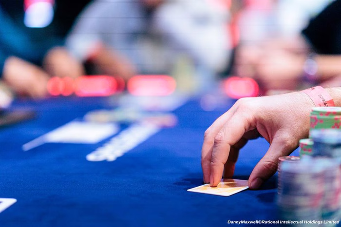 Scoppiare gli assi...a caso: succede anche questo alle WSOP