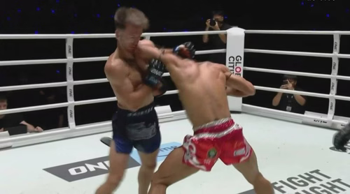 Tailandês aplica nocaute brutal com cotovelada no ONE Fight Night 45