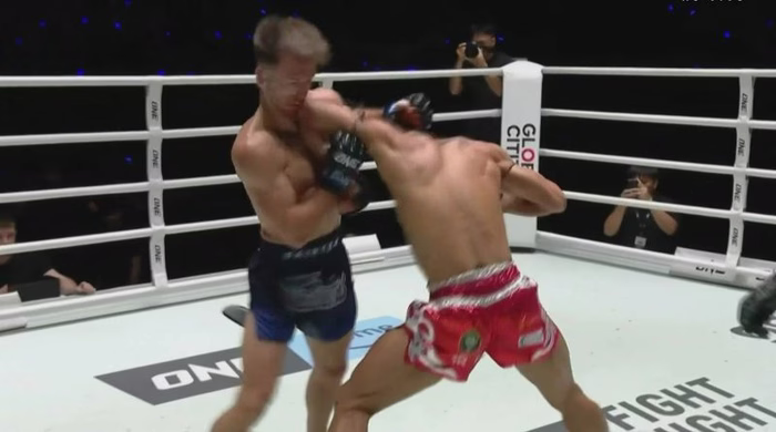 Tailandês aplica nocaute brutal com cotovelada no ONE Fight Night 45
