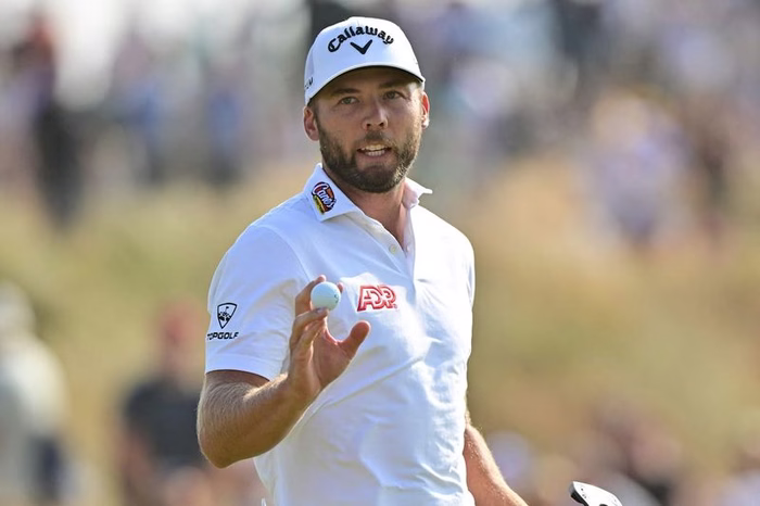 Sam Burns no pensaba jugar, pero su hija nació antes de lo esperado y ahora está cerca de una hazaña: ganar el British Open