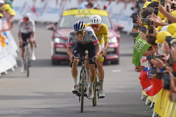 Pagelle Tour de France 2026: Evenepoel beffa la coppia UAE, in difficoltà Ayuso