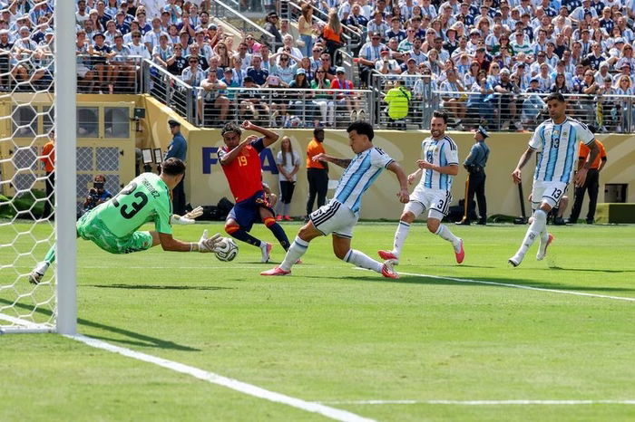 España – Argentina, la final del Mundial 2026 en directo | España y Argentina pugnan en el inicio del partido con un césped muy seco que dificulta la circulación del balón