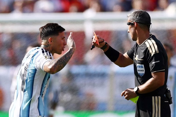 Why was Enzo Fernandez sent off in World Cup final?