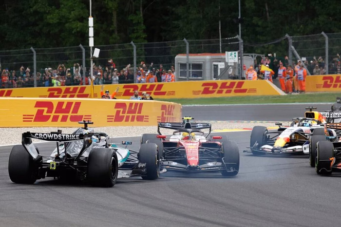 Hamilton penalizzato, Leclerc no: decisioni al limite in entrambi gli episodi