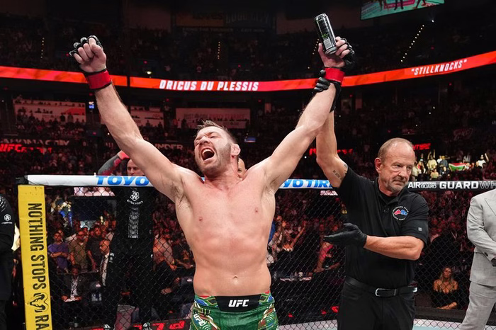 UFC: em duelo de ex-campeões, Du Plessis bate Usman de forma dominante