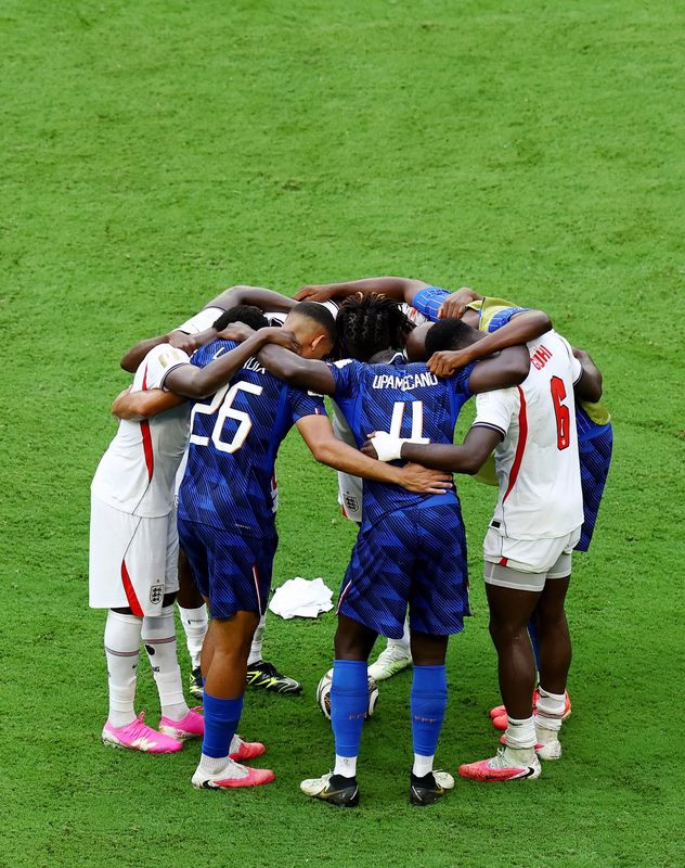 Oração? Abraço de jogadores de França e Inglaterra chama atenção