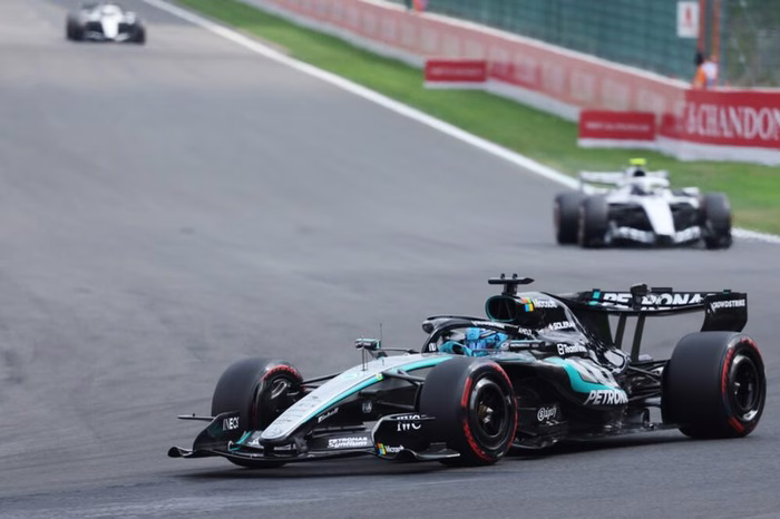Incidente tra Russell e Hamilton a Spa: penalizzato il pilota della Ferrari