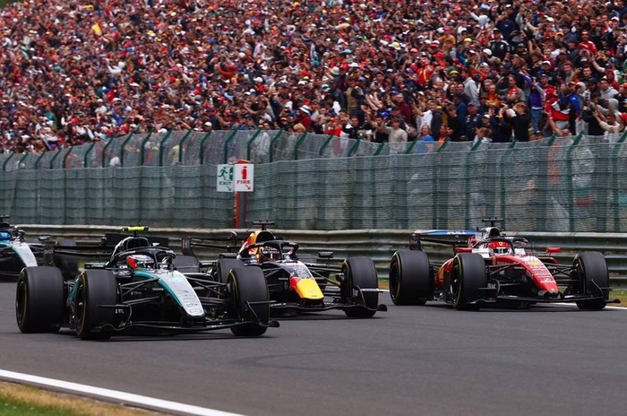 Verstappen cita 'quase batida' em Spa e ironiza regras da F1 2026