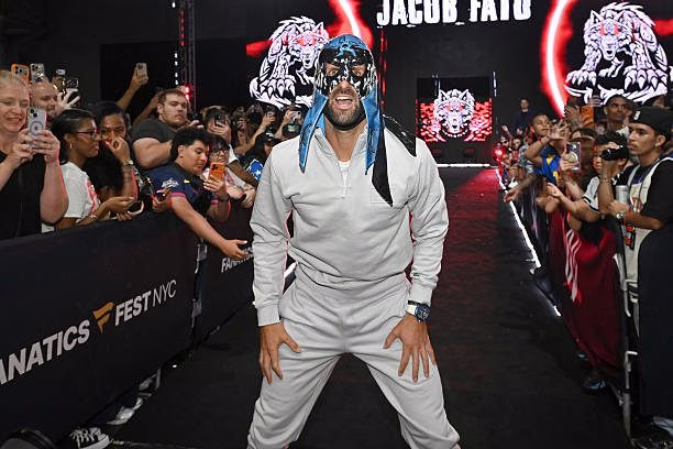 Djokovic surpreende com entrada estilo WWE e brilha no basquete