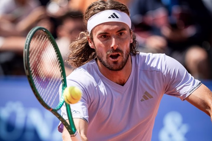 Tsitsipas tem grande recuperação no ranking e cola no top 50