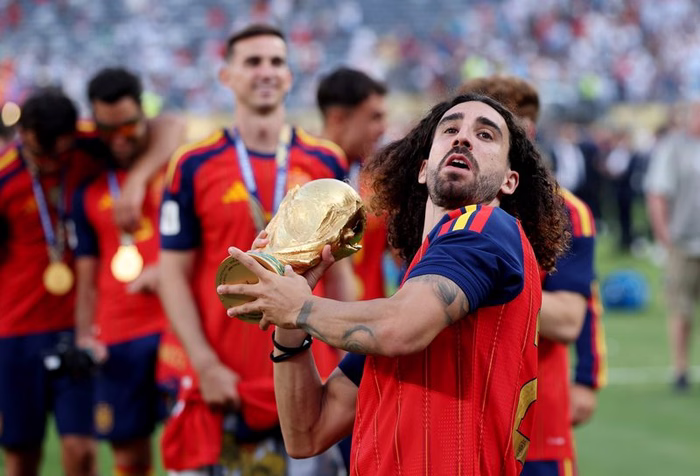 Cucurella show: “Il tatuaggio per De la Fuente? Lo farò in un posto visibile”