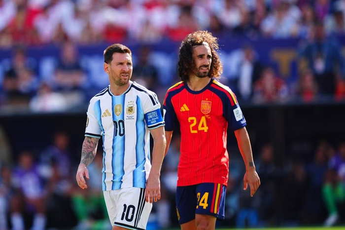 Cucurella: lateral da Espanha vence dois mundiais em um ano