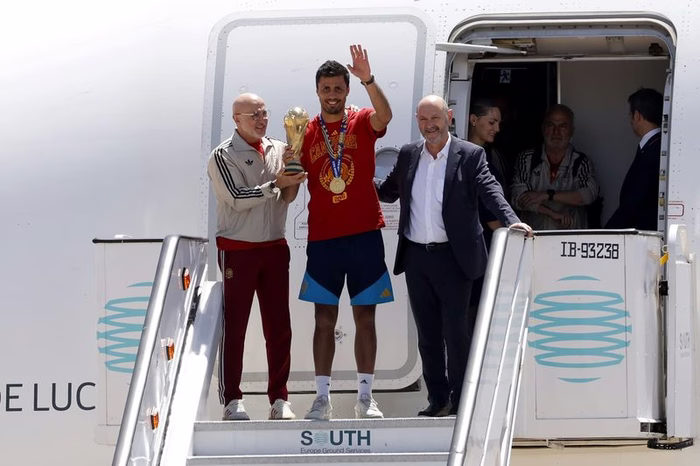 🏆 Festa Spagna: Rodri e De la Fuente mostrano la Coppa. Siparietto😂 con Cucurella