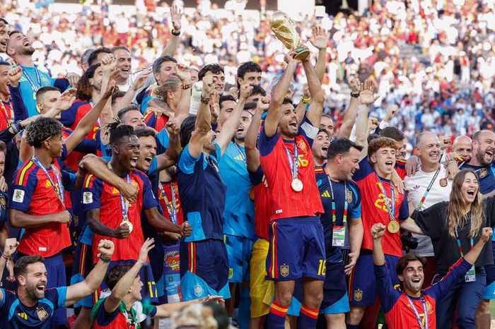 La Spagna impartisce una lezione di calcio all'Argentina