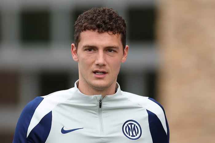 Inter, il nuovo Pavard convince Chivu: la permanenza non è più impossibile