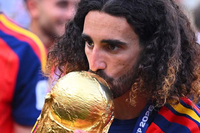 Marc Cucurella tätowiert Gesicht von Trainer Luis de la Fuente