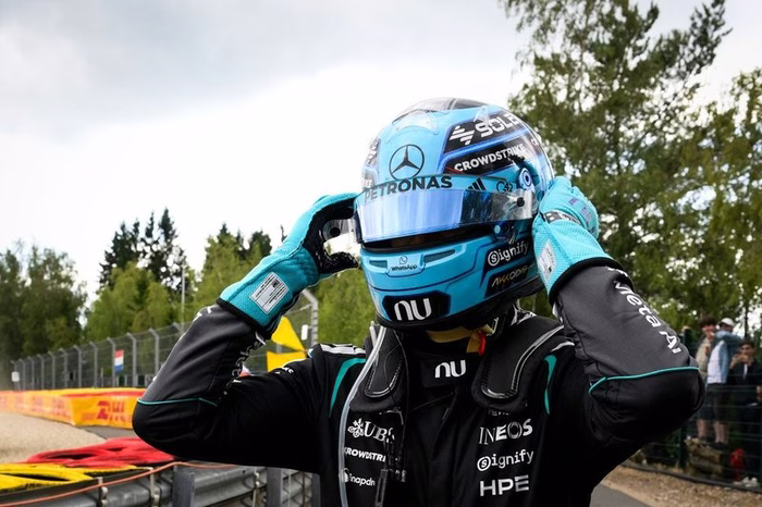 VÍDEO F1: É inaceitável para c***lho, desabafa Russell pelo rádio