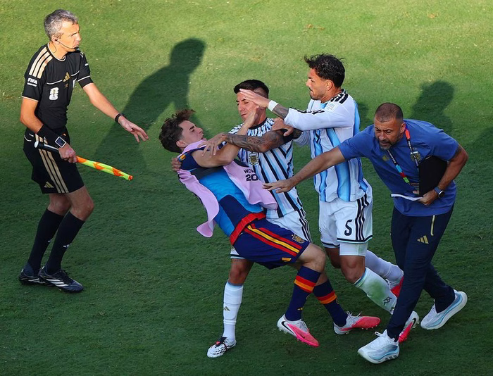 Jogadores de Argentina e Espanha discutem no apito final; assista