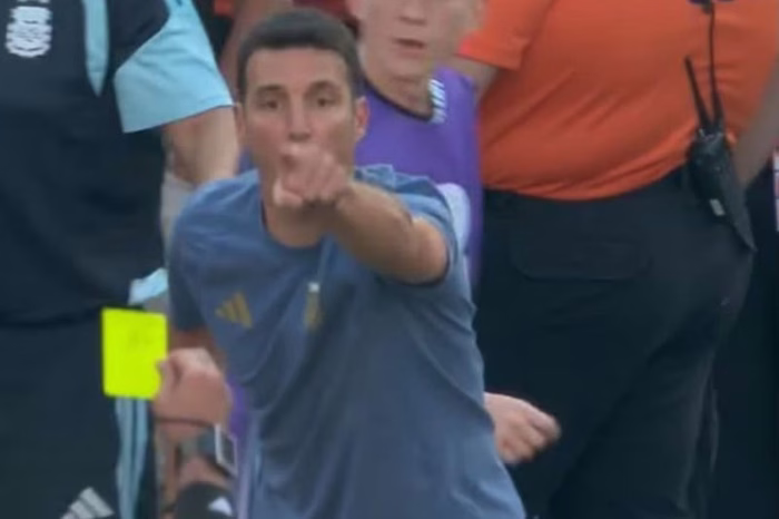 La reacción de Scaloni al recibir una tarjeta amarilla durante la final contra España