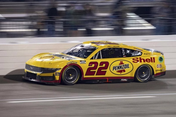 NASCAR, Logano domina a North Wilkesboro
