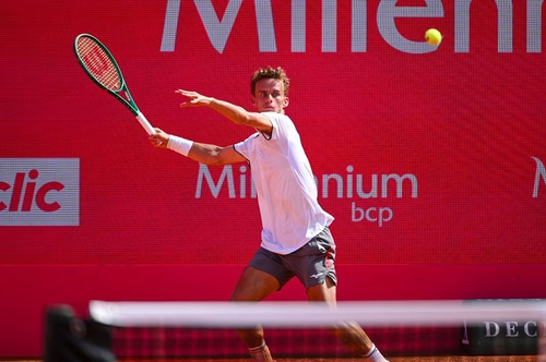 ATP Estoril 2026: van Assche e Droguet avanzano. Tiago Torres firma la storia del giorno