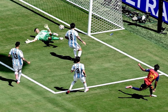 Las atajadas de Dibu Martínez en la derrota ante España en la final