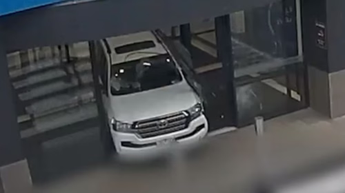 Ruba un'auto e la guida nel centro commerciale: arrestato dopo il folle gesto