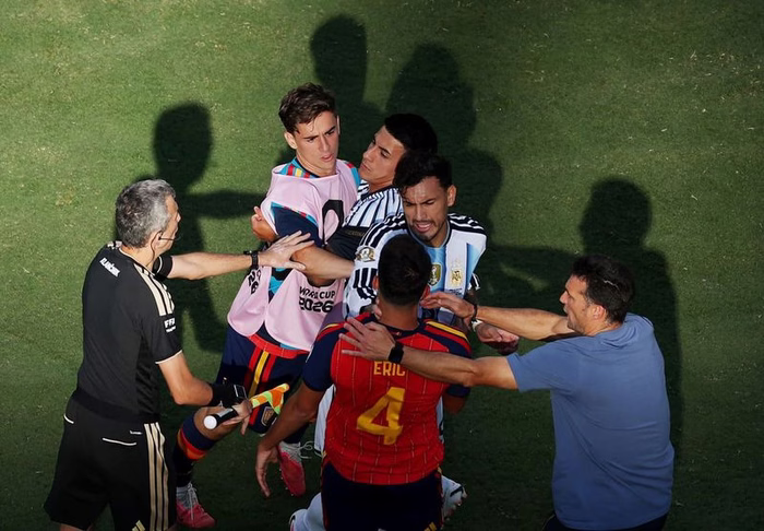 ❌ Paredes GRAZIATO dalla FIFA? Nessuna espulsione per la reazione dopo la finale: il retroscena