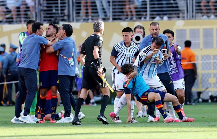 Ibrahimovic detona Paredes por briga na final da Copa: "Daria cabeçada"