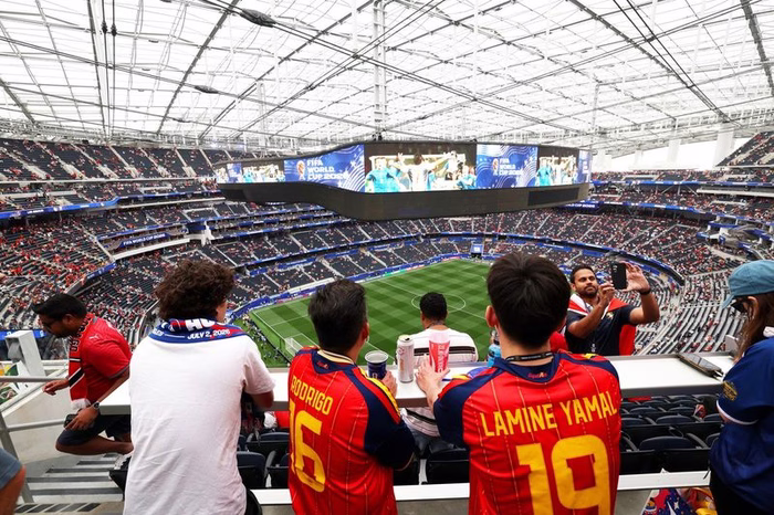 Driverless taxis, sports fanatics and an Alcatraz seagull: Three weeks in the USA covering the World Cup