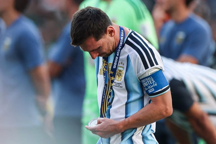 Messi desembarca na Argentina para recesso em família após derrota na Copa 2026