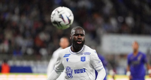 Ligue 1 : le Paris FC officialise Lassine Sinayoko, un cadre vers un départ de l'OL ?