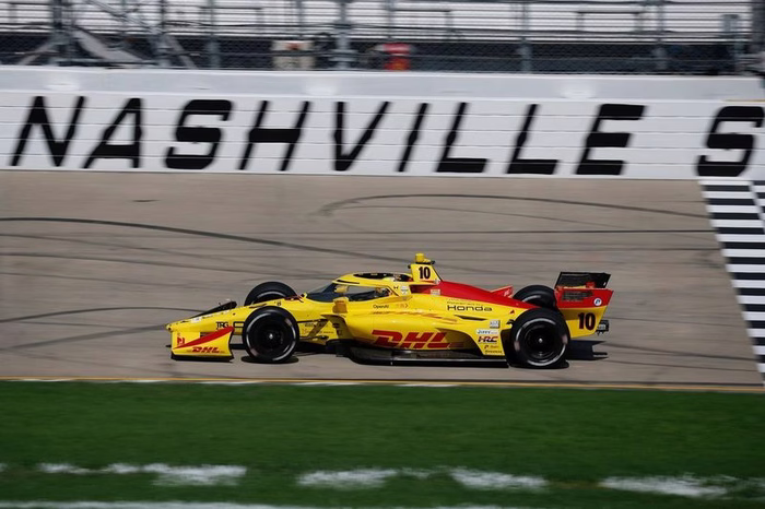 Indy: Palou supera três pilotos da Penske e vence em Nashville