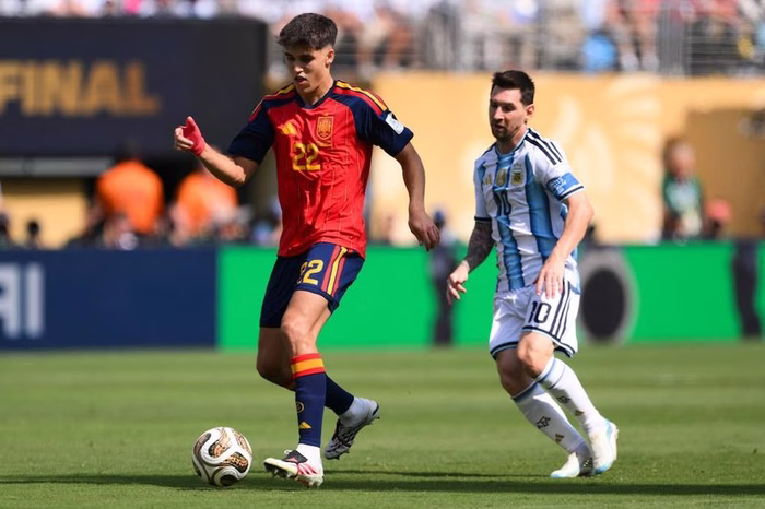Pau Cubarsí, el del cruce que valió un Mundial: de un pueblo de 200 habitantes a tener una foto de bebé con Messi