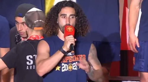 VIDEO Cucurella scatenato: fa cantare al pubblico il coro contro Haaland