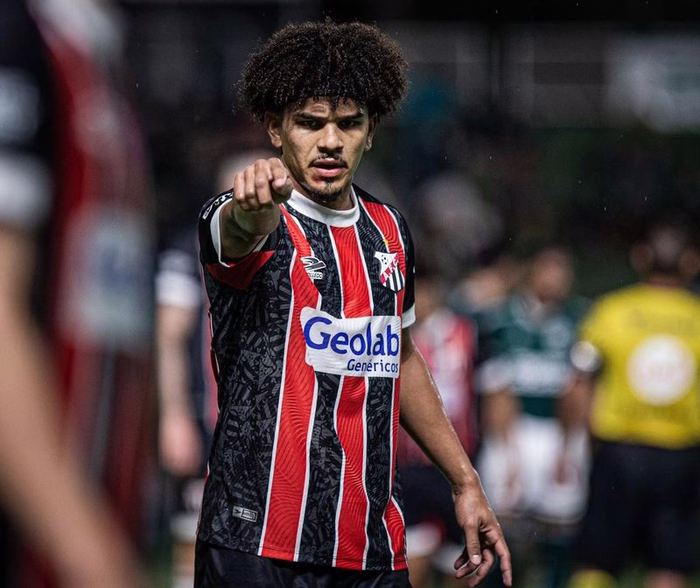 América-MG anuncia lateral-direito e assina contrato até 2027