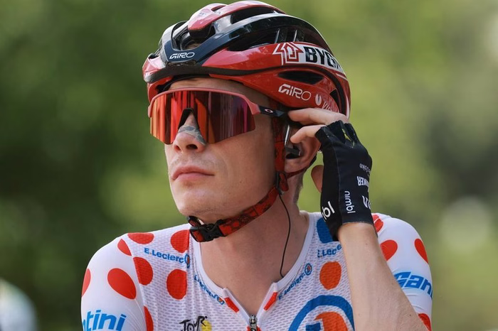 How a controversial 2am alarm divided cycling and the Tour de France