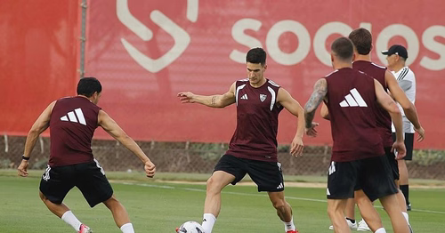 El Sevilla FC gana una pieza esencial en la retaguardia: Castrín ya trabaja con el grupo