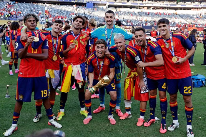 La Masia, el hilo que conecta al Barcelona con las dos estrellas de España