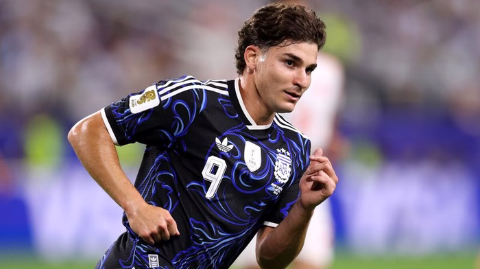 Einigung erzielt: Julian Alvarez vor Mega-Transfer