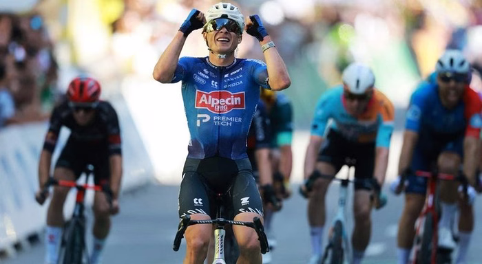 Jasper Philipsen fugiu para vencer pelo quinto ano consecutivo