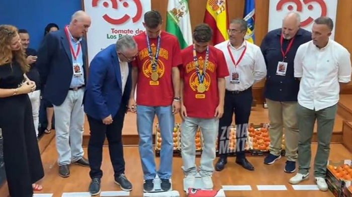 VIDEO Fabian Ruiz e Gavi su una bilancia: il sindaco gli dona il loro peso... in pomodori!