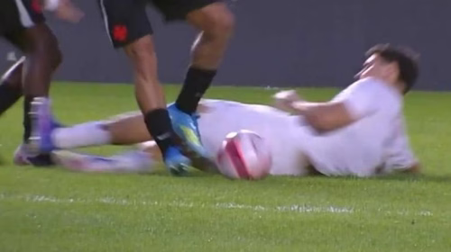 VIDEO Tackle kamikaze: travolge due avversari e prende il rosso diretto