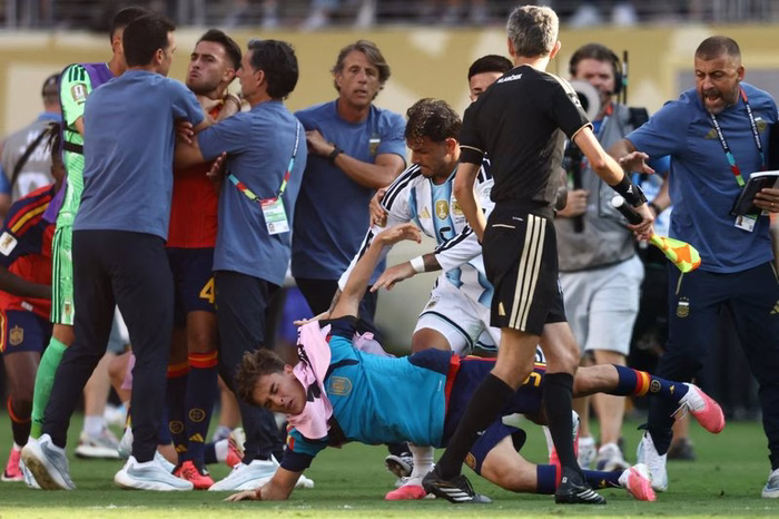 Auxiliar de Scaloni admite 'empurrão' em Dani Olmo na final da Copa 2026 e promete desculpas